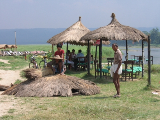 Resort Sarauha: na břehu řeky Rapti.