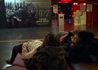 Číňanky v multikinu promítajícím film 2012.