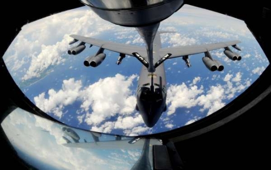 B-52 Stratofortress tankuje ve vzduchu nad Paciifikem