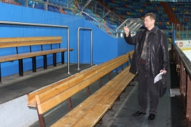 Sergej Kozlov z vedení KHL při prohlídce střídaček haly v Hradci.