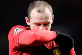 Wayne Rooney si poranil tř&iacute;sla.