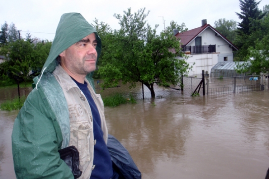 Starousedlík Miroslav Segar u zaplavených domů v Ostravě - Koblově.