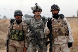 Americký voják a jeho dva iráčtí kolegové.