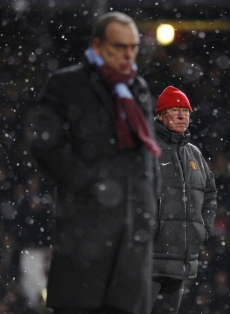 Sir Alex Ferguson (vzadu) jen nevěřícně sledoval prohru svých svěřenců.