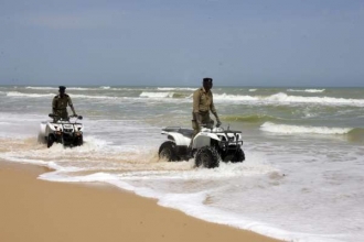 Jen tak se projet ve vlnách. Senegalští policisté hlídají mořskou hranici na čtyřkolkách darovaných EU. 