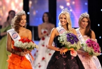 Českou Miss se stala Jitka Nováčková (uprostřed), titul Miss Earth získala Šárka Cojocarová (vlevo).