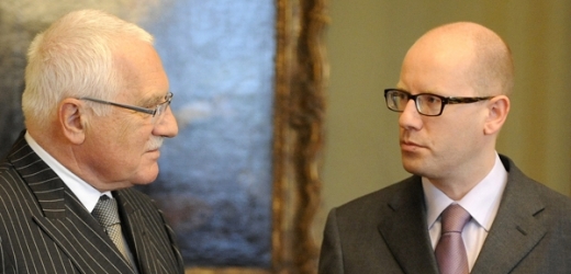 Sobotka Klausovi oznámil, že ČSSD chce hlasování o důvěře vlády.