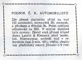 Článek z časopisu Český svět, jehož redaktoři spočítali, s kolika vozy dorazili na závodiště diváci.