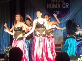 Senátor Zdeněk Škromach tleskal Miss Roma v Hodoníně a fotil.