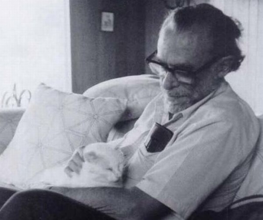 Charles Bukowski výjimečně bez alkoholu a žen, zato s kočkou.