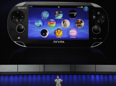 Kazuo Hirai, ze Sony představuje novou PlayStation Vita.