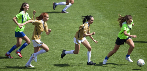 Brazilka Priscila Machadová předvádí poněkud ženský způsob, jak zpracovat míč. (Foto: ČTK/AP)