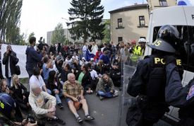 Demonstrace ve Varnsdorfu se nesly ve znamení střetů demonstrantů s policisty.