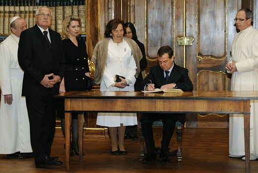 Dmitrij Medveděv se při návštěvě Strahovského kláštera podepsal do knihy hostů.