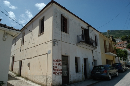 Domek v Ithace koupili Paroubkovi za 100 tisíc eur (bílá budova). Na obrázku je ještě před rekonstrukcí, která stála bezmála stejně.