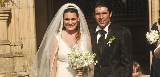 V Itálii žijící česká modelka Alena Šeredová se provdala 16. června. Pro svou svatbu s italským brankářem fotbalové reprezentace Gianluigim Buffonem si vybrala pražský Vyšehrad. Šeredová a Buffon se vzali po šestileté známosti a se dvěma dětmi; Luisem Thomasem narozeným v prosinci 2007 a Davidem Leem narozeným v říjnu 2009.