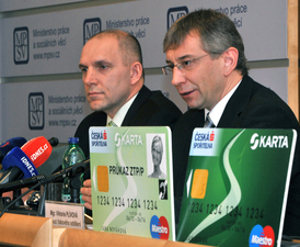 Ministr práce Jaromír Drábek (vpravo) a náměstek generálního ředitele České spořitelny Dušan Baran.