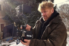Režisér Tomáš Vorel napsal k Cestě do lesa i scénář a postaral se o kameru.
