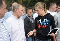 Putin rozmlouvá s lepou příznivkyní za dohledu Jakemenka. 