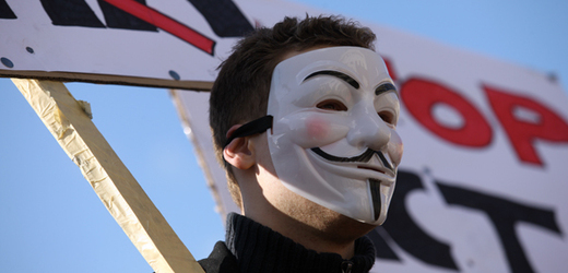 Bílá maska je symbolem hnutí Anonymous.