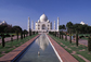 Palác Tádž Mahal v indické Agře je obklopen nadhernou zahradou plnou vodních kanálů, květin a keřů, které ji rozdělují na pravidelné čtyřúhelníky. Všechno je tu navíc v absolutní symetrii. (Foto: profimedia.cz)