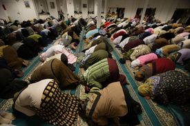 Muslimky při modlitbě v jedné z berlínských mešit.