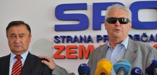 Senátor Vladimír Dryml (vlevo) bude v krajských volbách lídrem zemanovců na Královéhradecku. Vpravo je předseda strany Miloš Zeman (s brýlemi po operaci šedého zákalu).