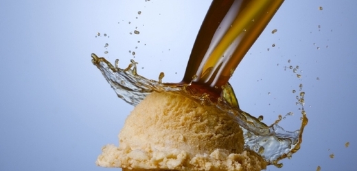 Spojení sójové omáčky a zmrzliny prý vytváří dobře vyváženou chuť (ilustrační foto).