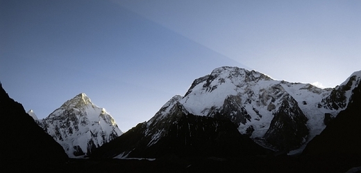 Druhá nejvyšší hora světa K2 a její soused Broad Peak, který se stal Zuzaně Hofmannové osudným.