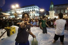 Španělé protestují v Madridu proti úsporným opatřením. Mezi nimi i hasiči, kteří pěnou změnili alespoň krátce zlobu některých demosntrantů v rozverné veselí.