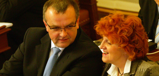 Vlasta Parkanová a Miroslav Kalousek ve sněmovně.