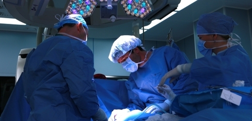 V pražském Institutu klinické a experimentální medicíny každým rokem implantují pacientům kolem 25 srdečních mechanických podpor.