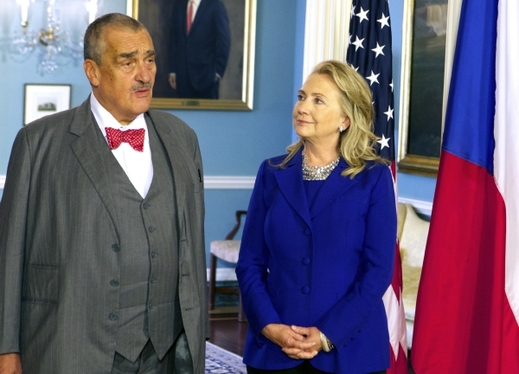 Český ministr zahraničí Karel Schwarzenberg se svým americkým protějškem Hillary Clintonovou.