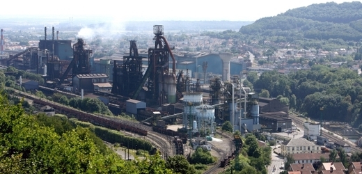 Mittal chce zavřít část provozu ocelárny ve Florange, vládě se to nelíbí.