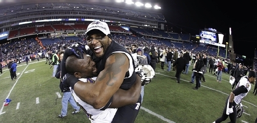 Hráči z týmu Baltimore Ravens, Ray Lewis a Vonta Leach, se radují z vítězství nad New England Patriots (ilustrační foto).