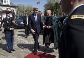 Afghánský prezident Karzáí (vpravo) a šéf diplomacie USA Kerry.