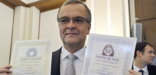 Ministr financí Miroslav Kalousek s dluhopisy.