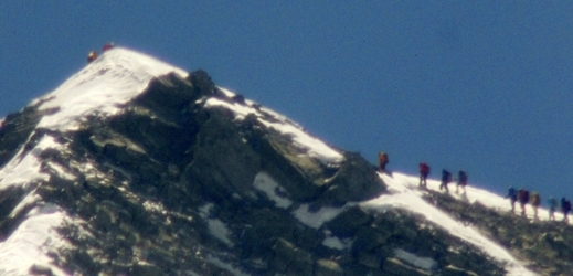Příznivé počasí přitáhlo v posledních dnech na nejvyšší horu světa desítky horolezců.
