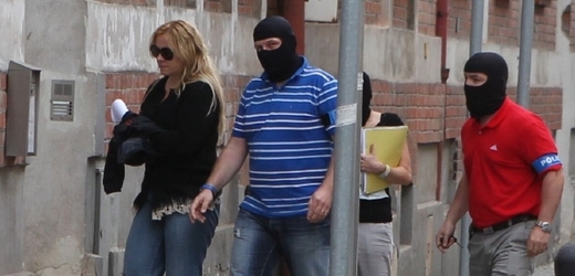 Policisté přivádějí 14. června zadrženou nejbližší spolupracovnici premiéra Petra Nečase Janu Nagyovou na policejní služebnu v ostravské Masné ulici. 