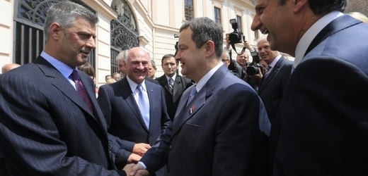 Kosovský premiéra Thaçi a jeho srbský protějšek Dačič se potřásli rukama 16. června 2013 v Vídni. 