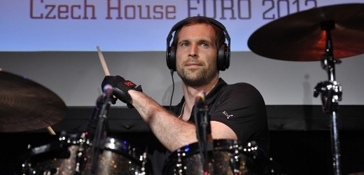 Petr Čech nemá se hrou na bicí problémy. 