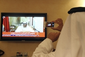 Katařan si natáčí televizní přenos abdikace svého pána.