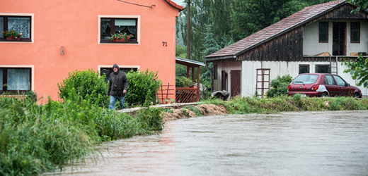 Intenzivní deště zvedly v úterý hladiny řek v Libereckém kraji. Smědá ve Višňové (na snímku) se dostala dopoledne na třetí povodňový stupeň za pouhou hodinu. 