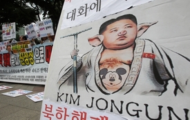 Plakát v Soulu kritizující severokorejského vůdce Kim Čung-una.