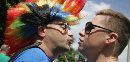 Britští homosexuálové slaví. Momentka z letošního ročníku festivalu Pride London.