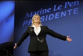 Marině Le Penové jde po krku soud kvůli výrokům proti muslimům. Jen to zvyšuje její popularitu.