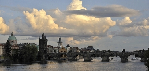 Karlův most je druhým nejstarším dochovaným kamenným mostem v České republice. 