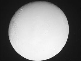 Enceladus na snímku ze sondy Cassiny pořízeném 6. listopadu 2011. Měsíc odrazí 99% slunečního záření. Je bělejší než bílý papír.