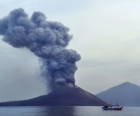 Anak Krakatau dosahuje téměř původní výšky a velikosti staré sopky.