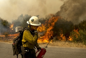 U.S. Forest Service. Hasiči se snaží změnit směr ohně.